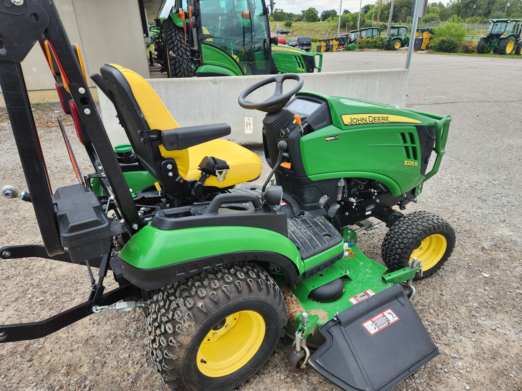 2022 John Deere 1025R Image 1