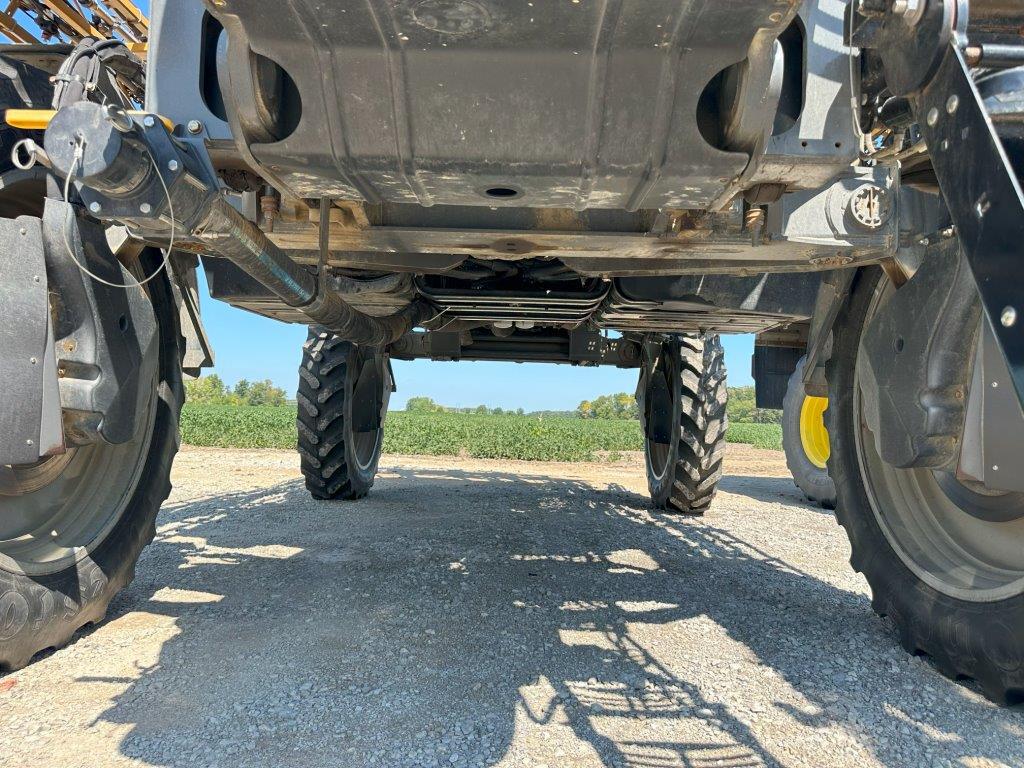 2015 RoGator RG1100B Image 18