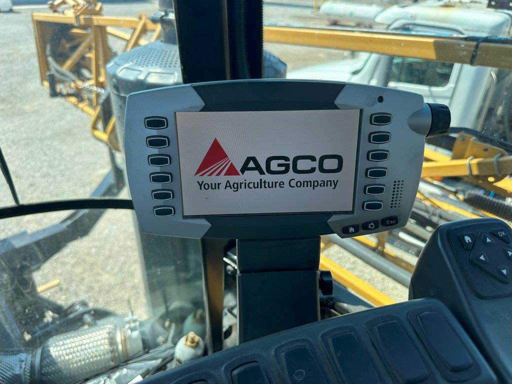 2015 RoGator RG1100B Image 28