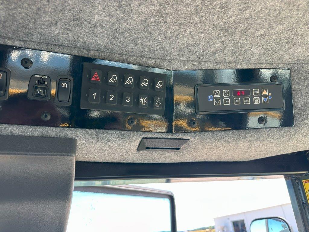 2015 RoGator RG1100B Image 27