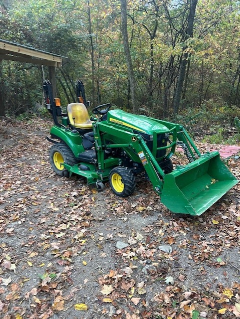 2011 John Deere 1023E Image 1