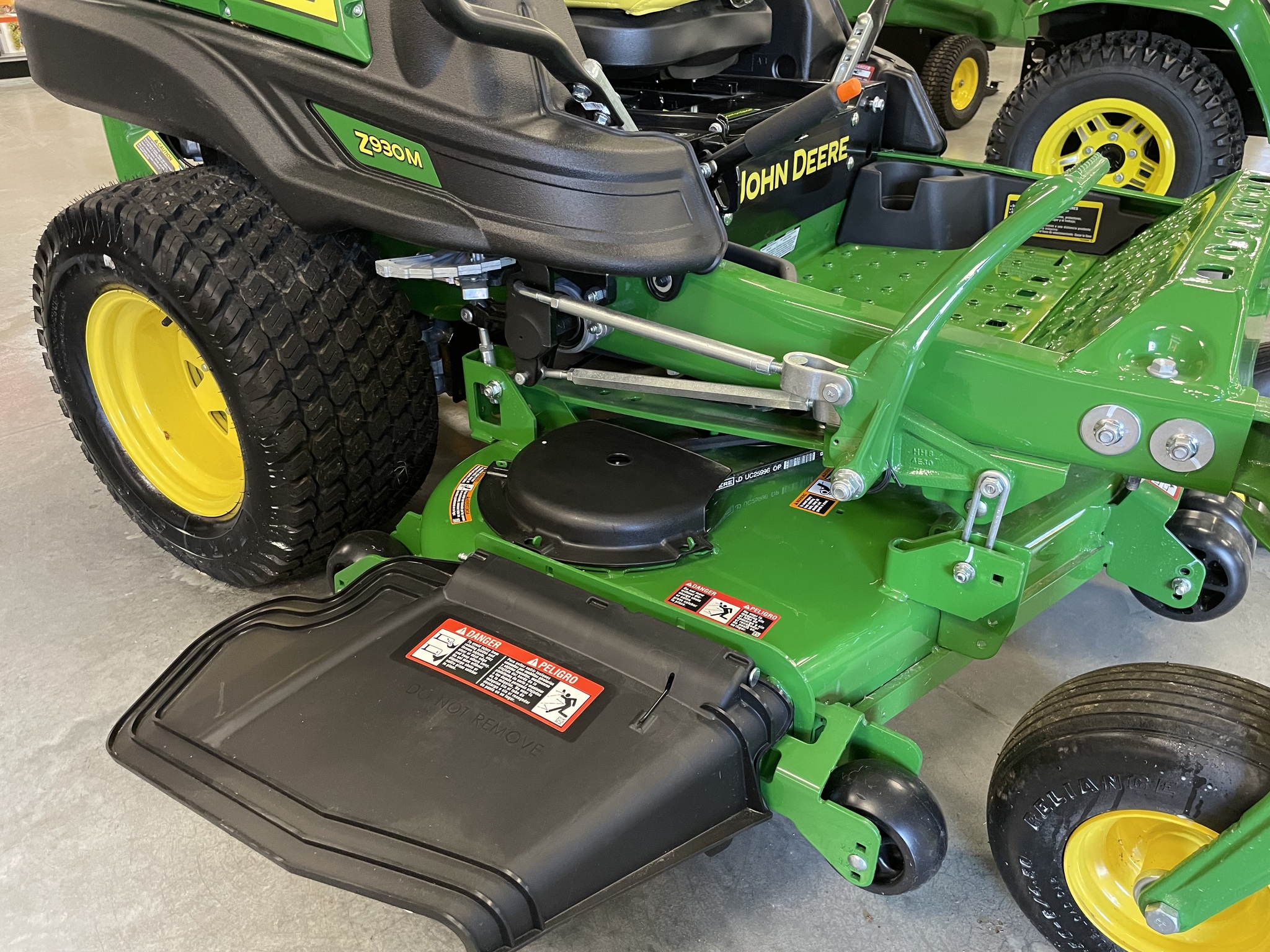 2025 John Deere Z930M Image 5