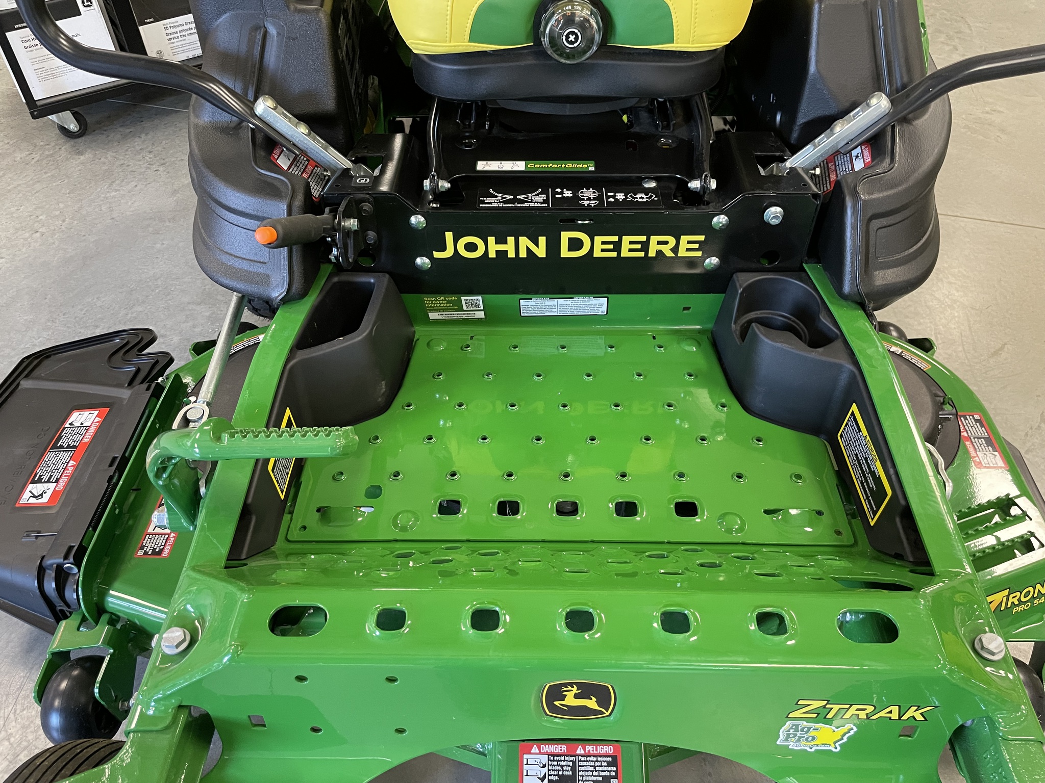 2025 John Deere Z930M Image 6