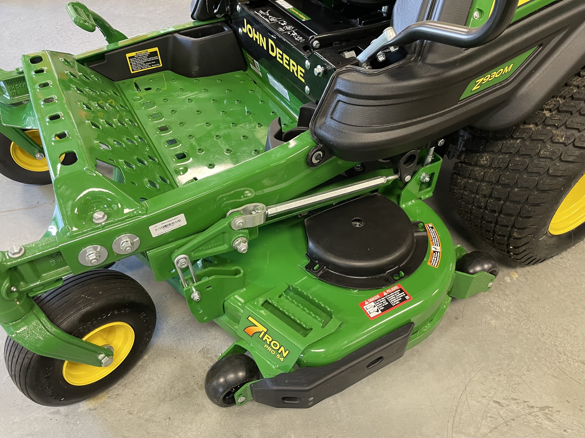 2025 John Deere Z930M Image 7