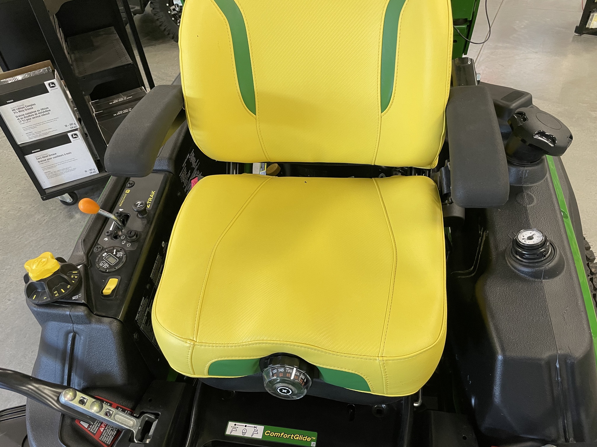 2025 John Deere Z930M Image 8