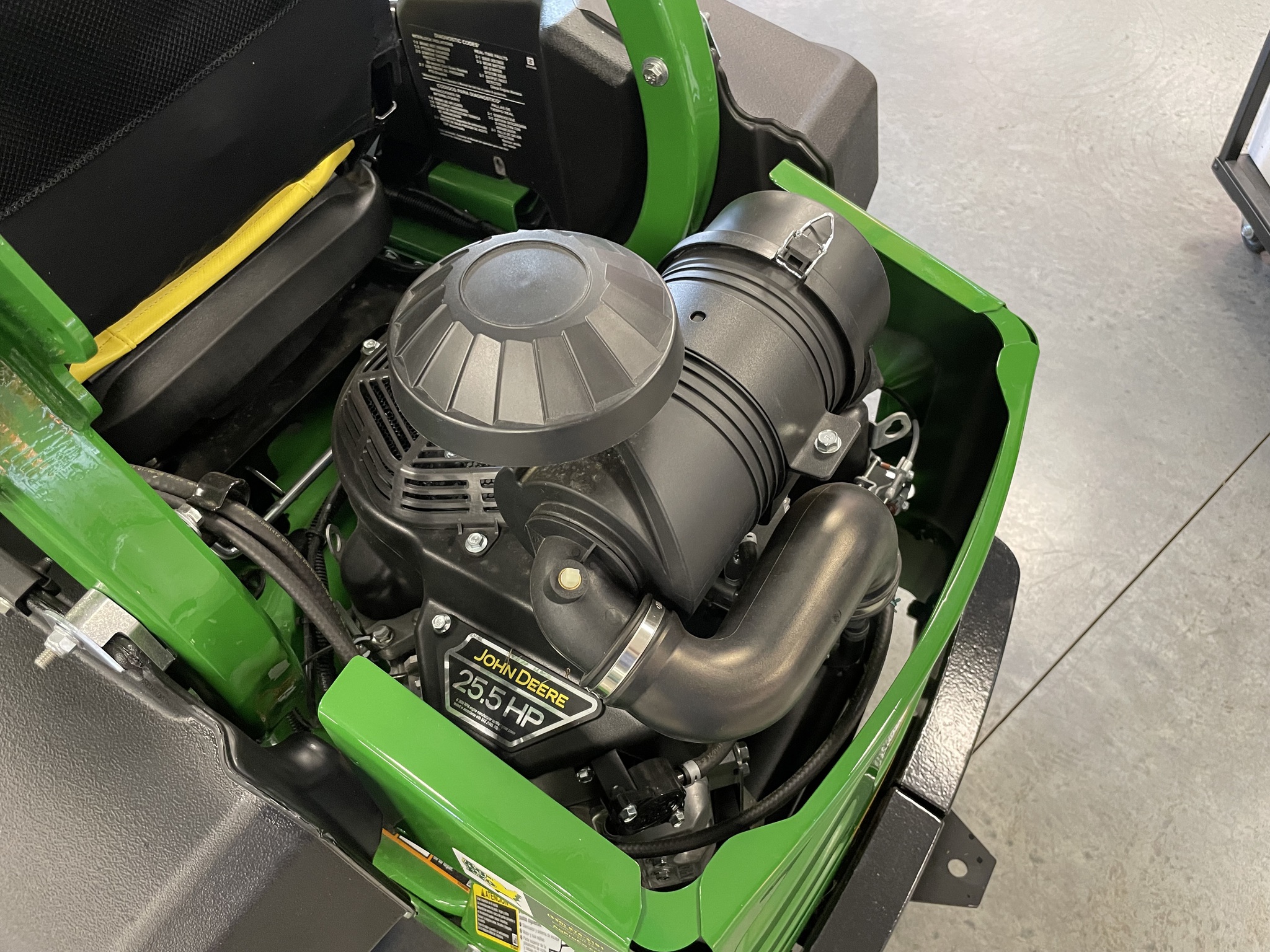 2025 John Deere Z930M Image 9