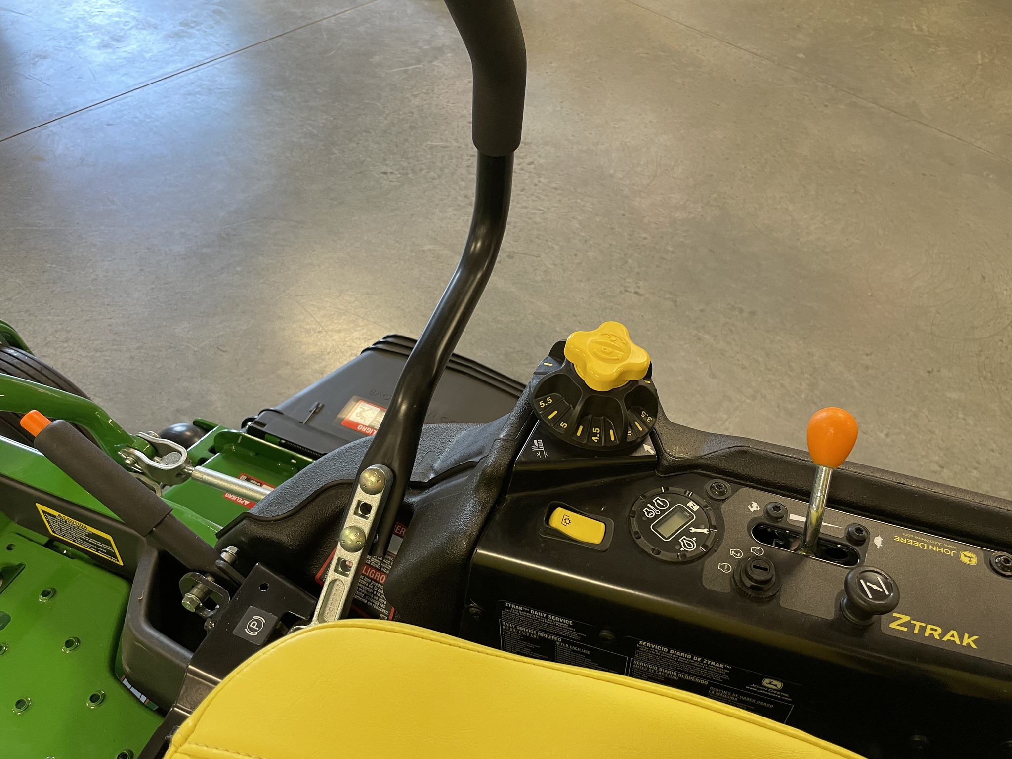 2025 John Deere Z930M Image 12