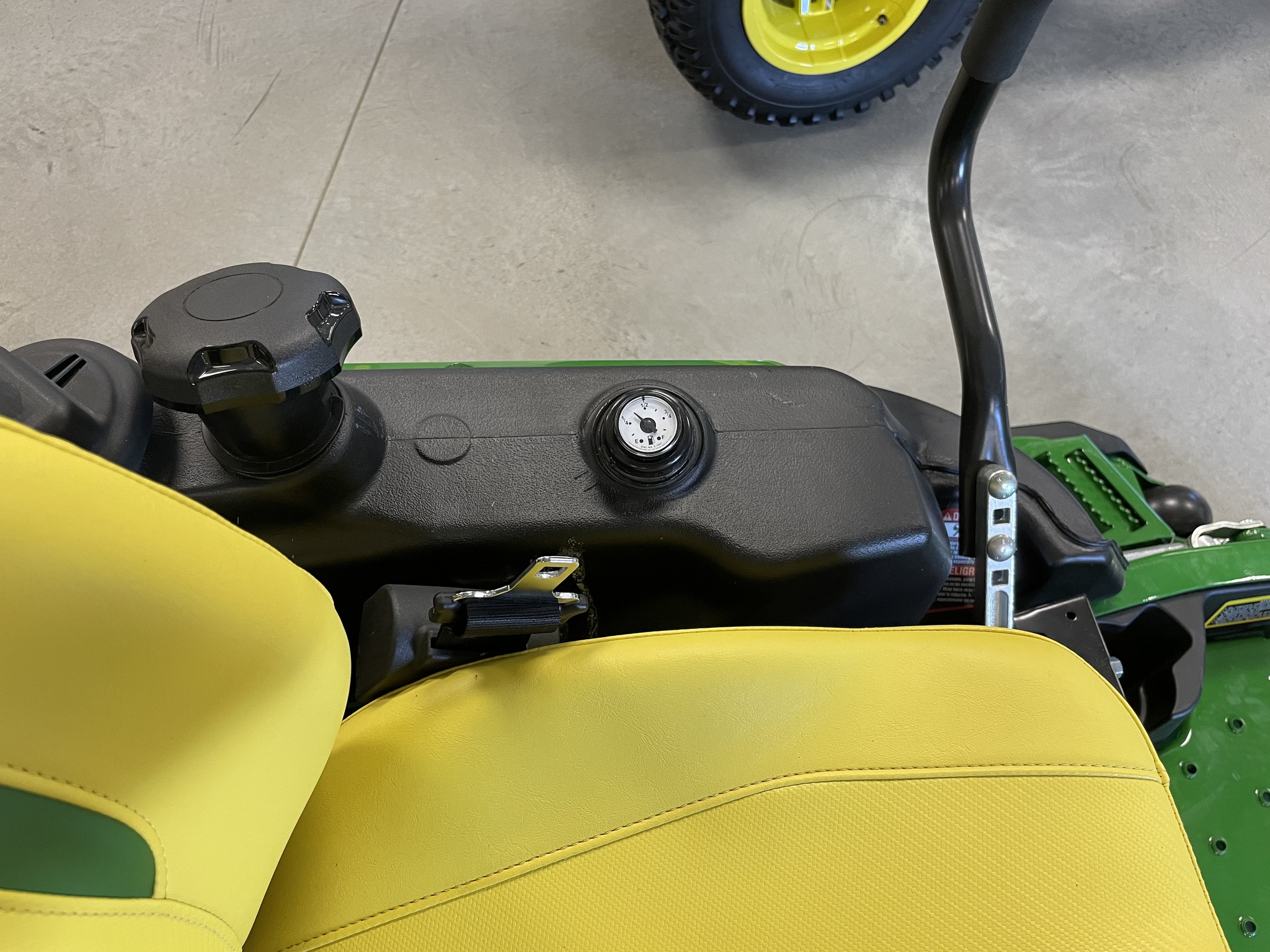 2025 John Deere Z930M Image 11
