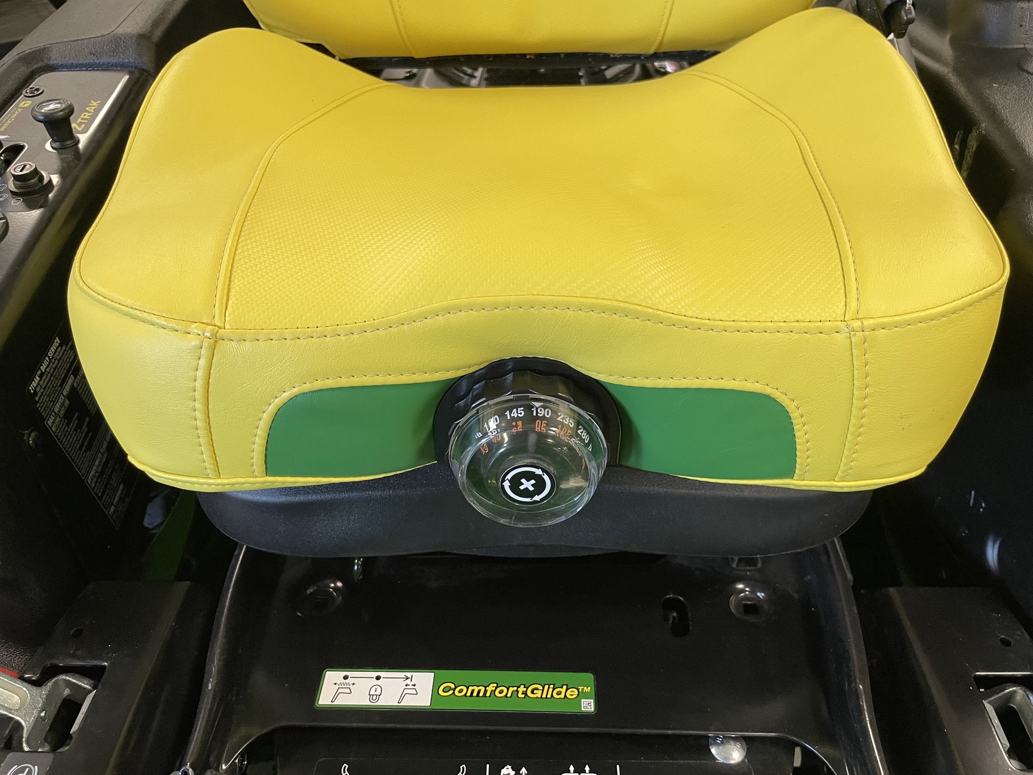 2025 John Deere Z930M Image 13