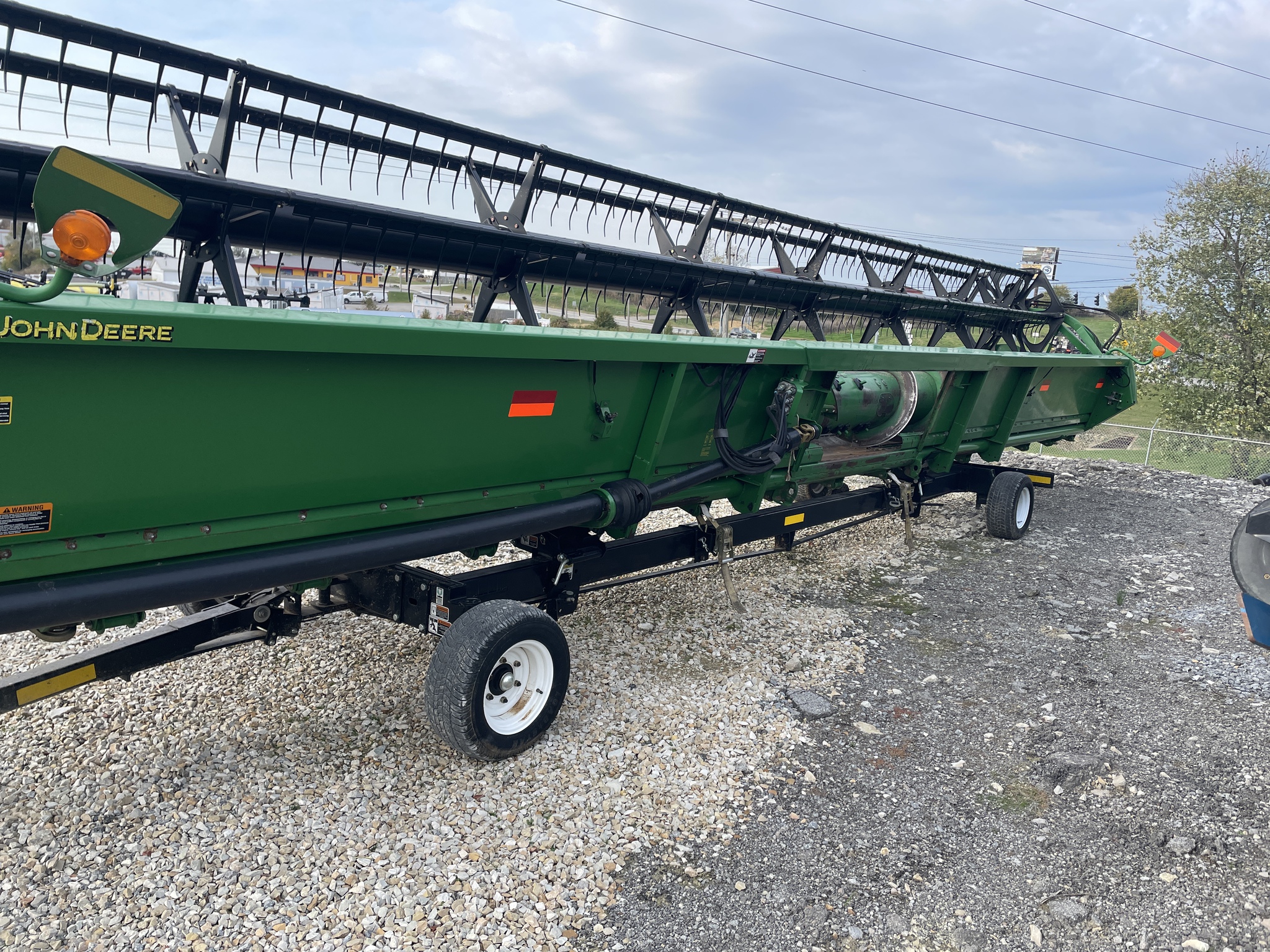 2011 John Deere 635F Image 2