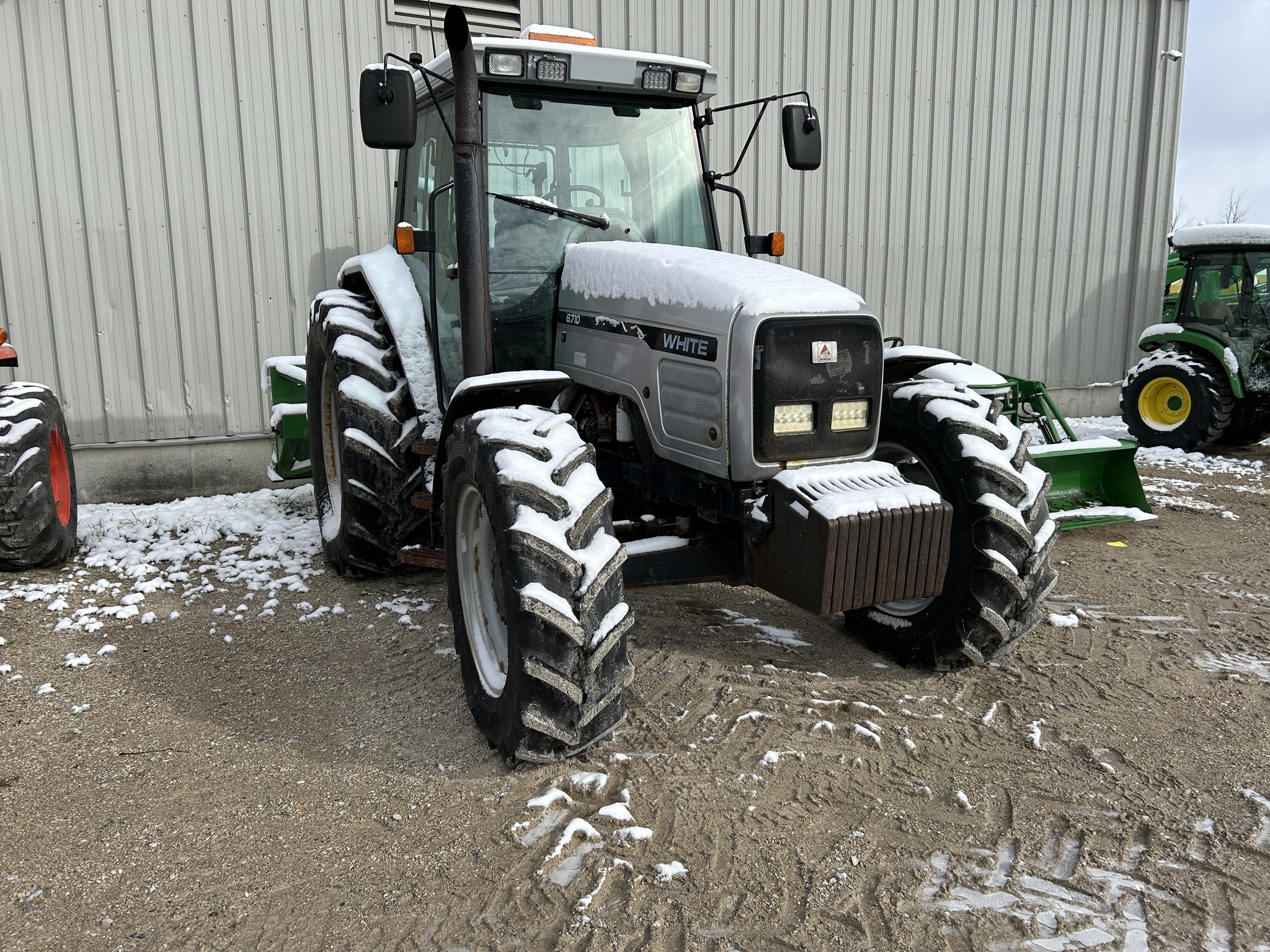 2001 White 6710 Image 2