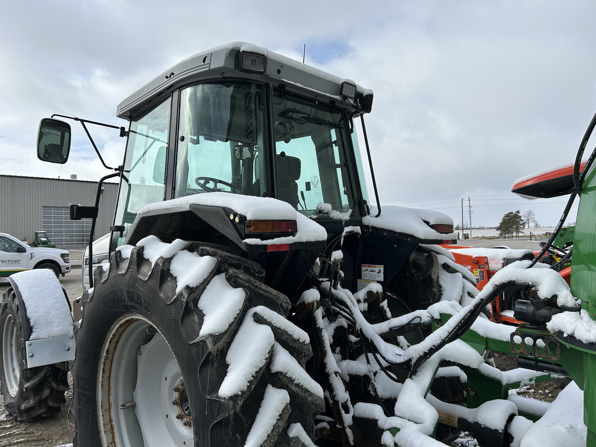 2001 White 6710 Image 14