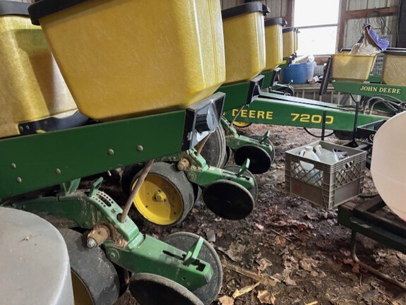  John-Deere 7200