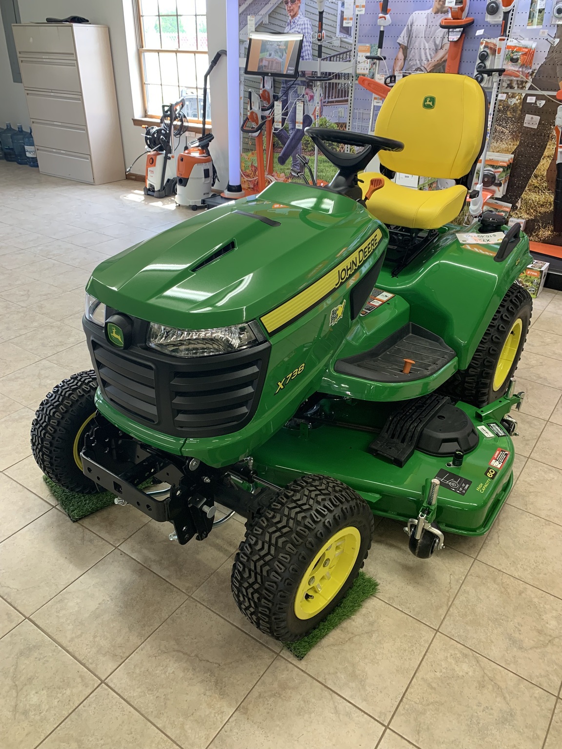 John Deere X738 Image 1