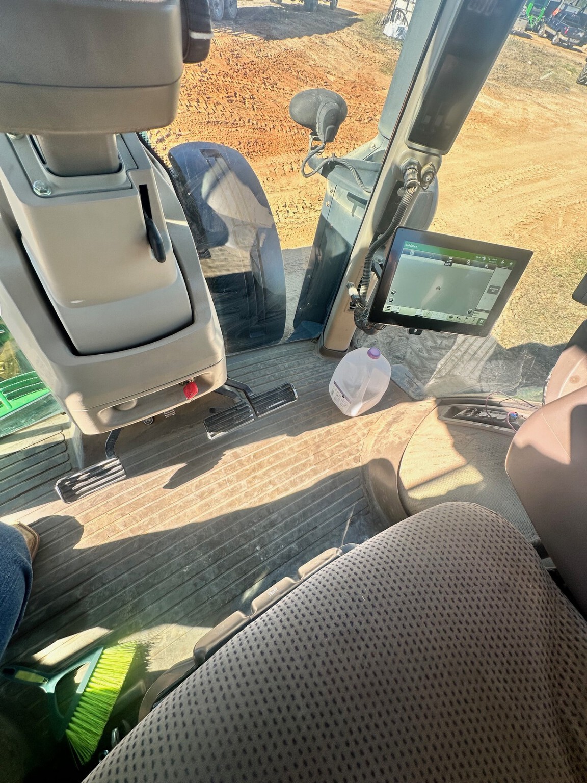 2012 John Deere 8235R Image 3