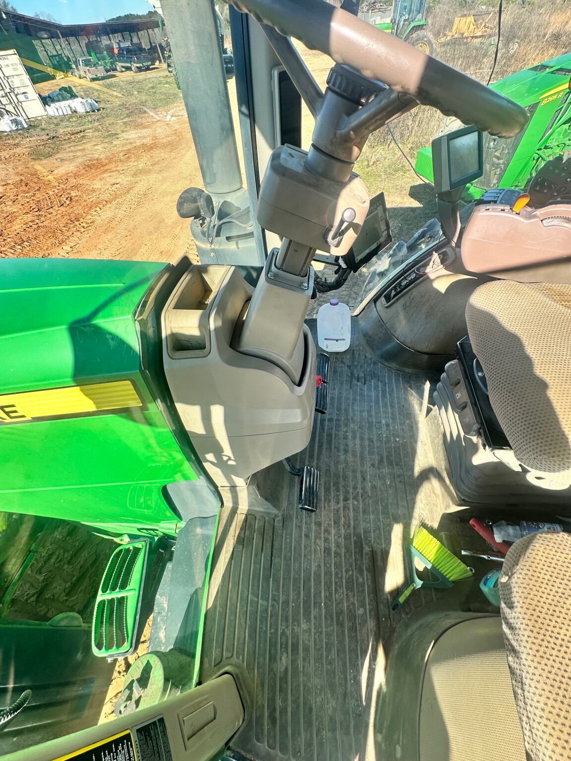 2012 John Deere 8235R Image 7