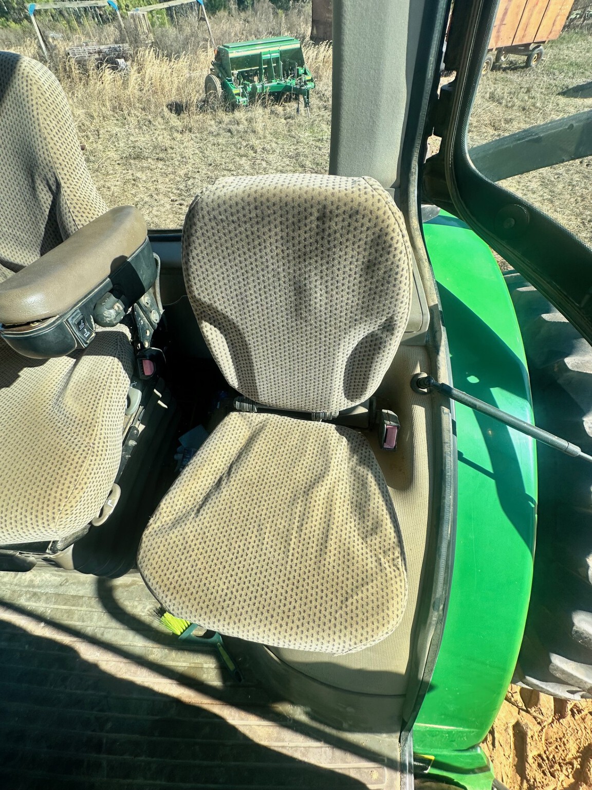 2012 John Deere 8235R Image 9