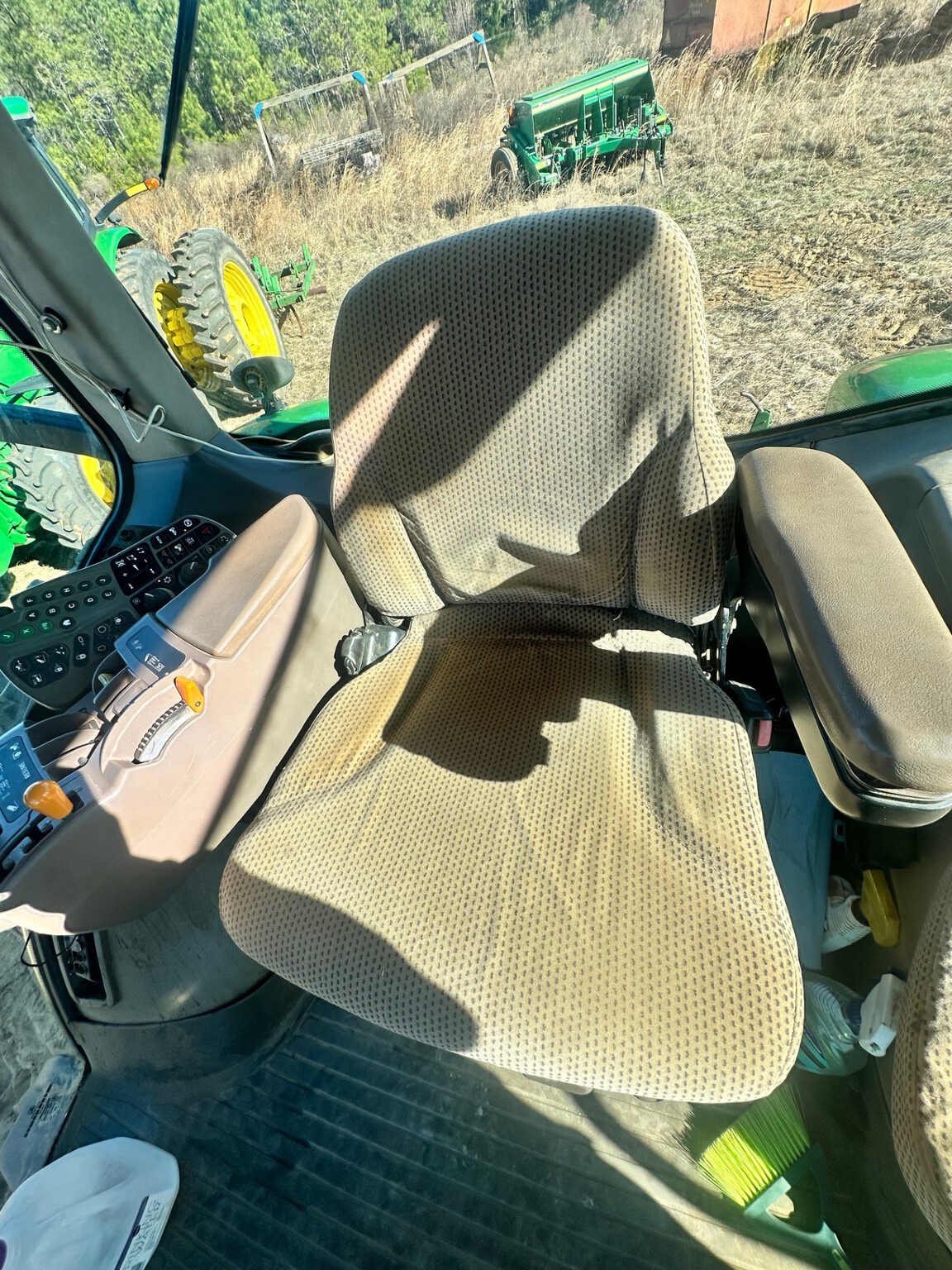 2012 John Deere 8235R Image 10