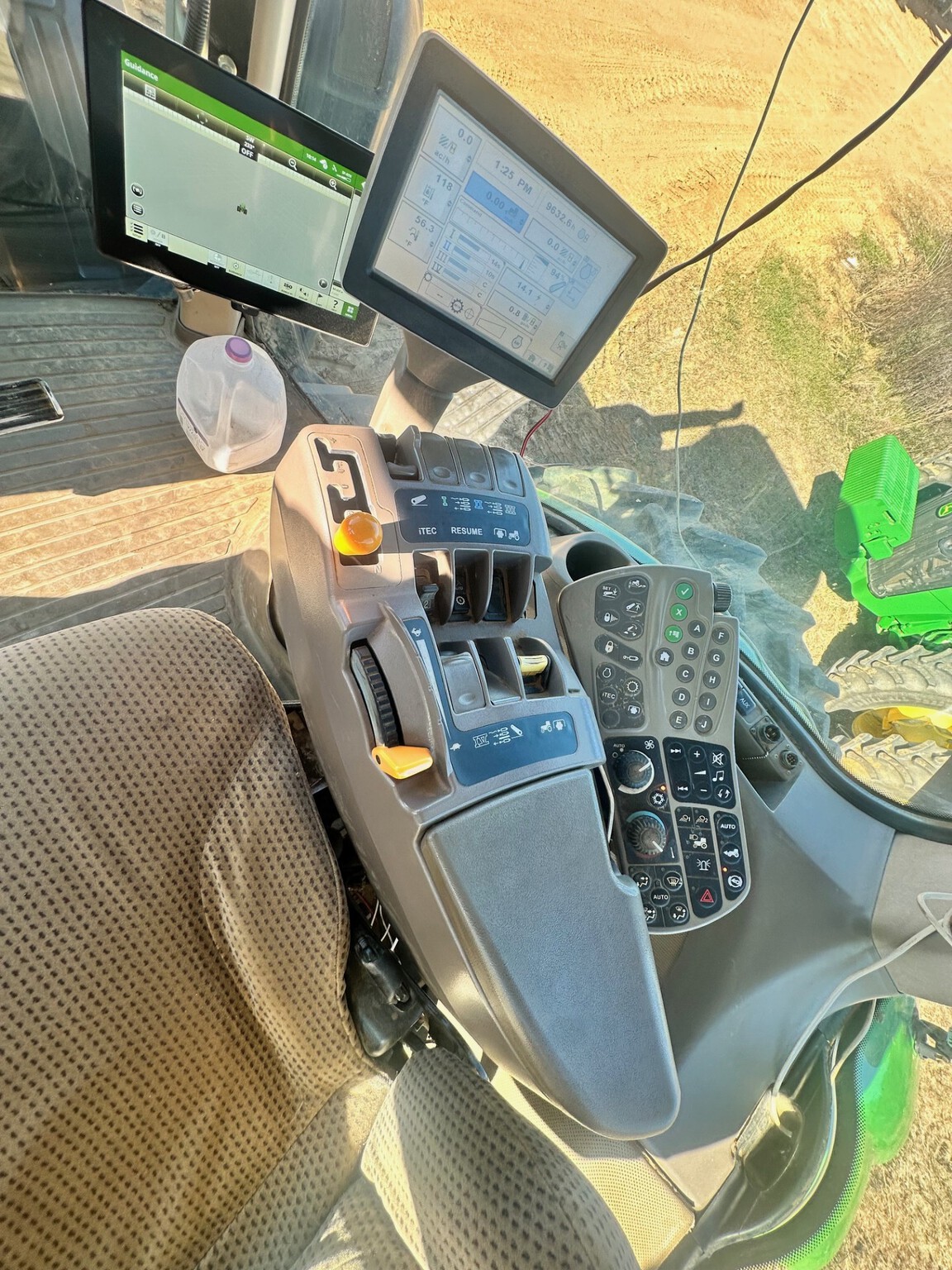 2012 John Deere 8235R Image 12