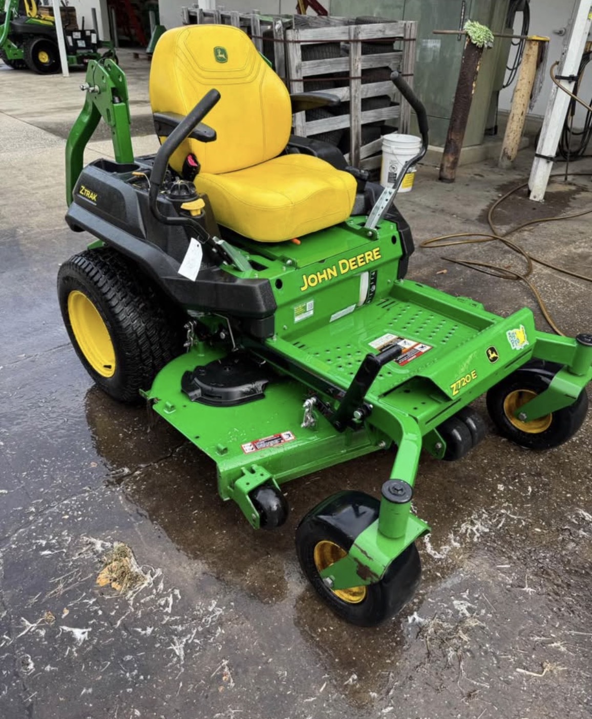 2024 John Deere z720e Image 6