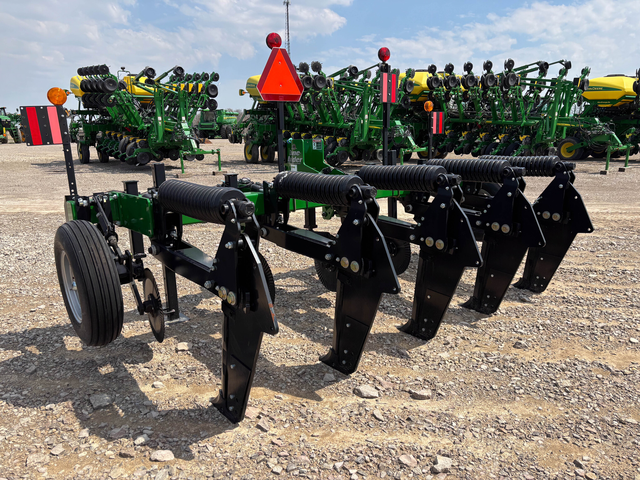 Used -- Unverferth 122 Rippers at Koenig Equipment in Anna, OH - PhotoXL1