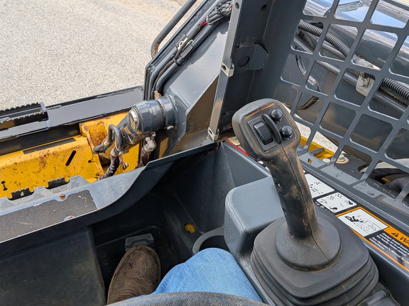  John-Deere 325G