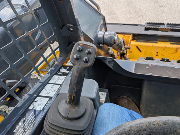  John-Deere 325G