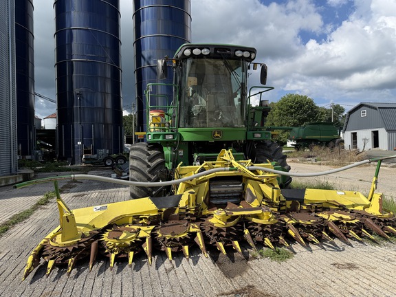 Photo of 2010 John Deere 7450