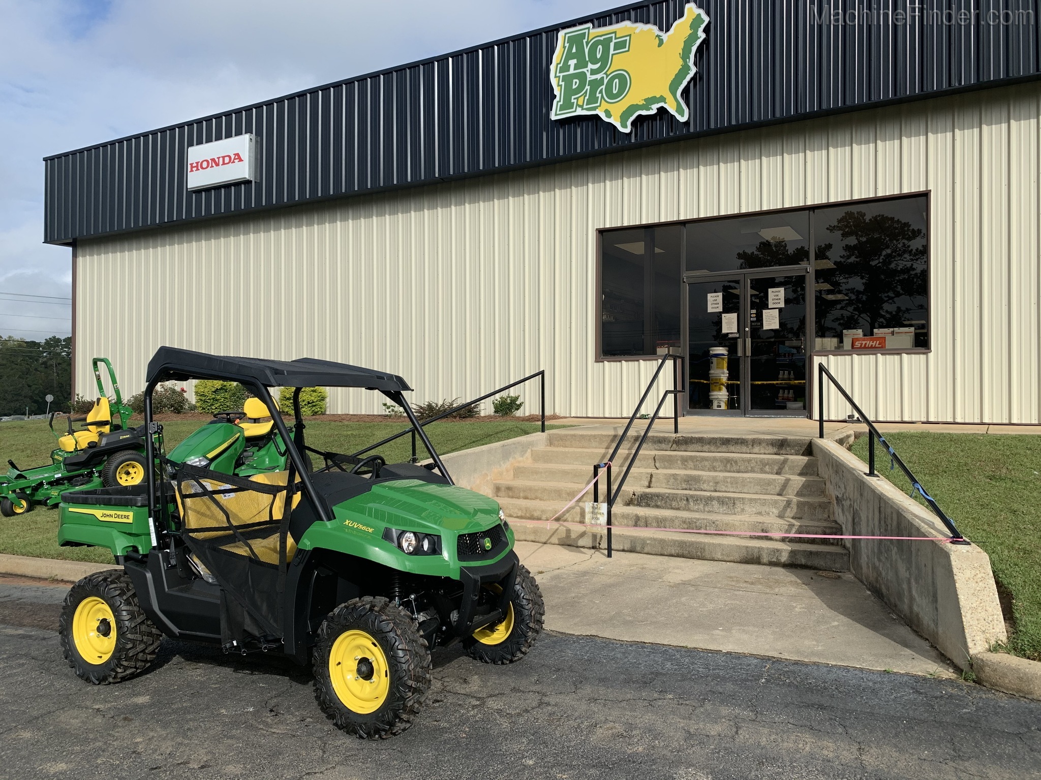 2021 John Deere XUV560E Image 1