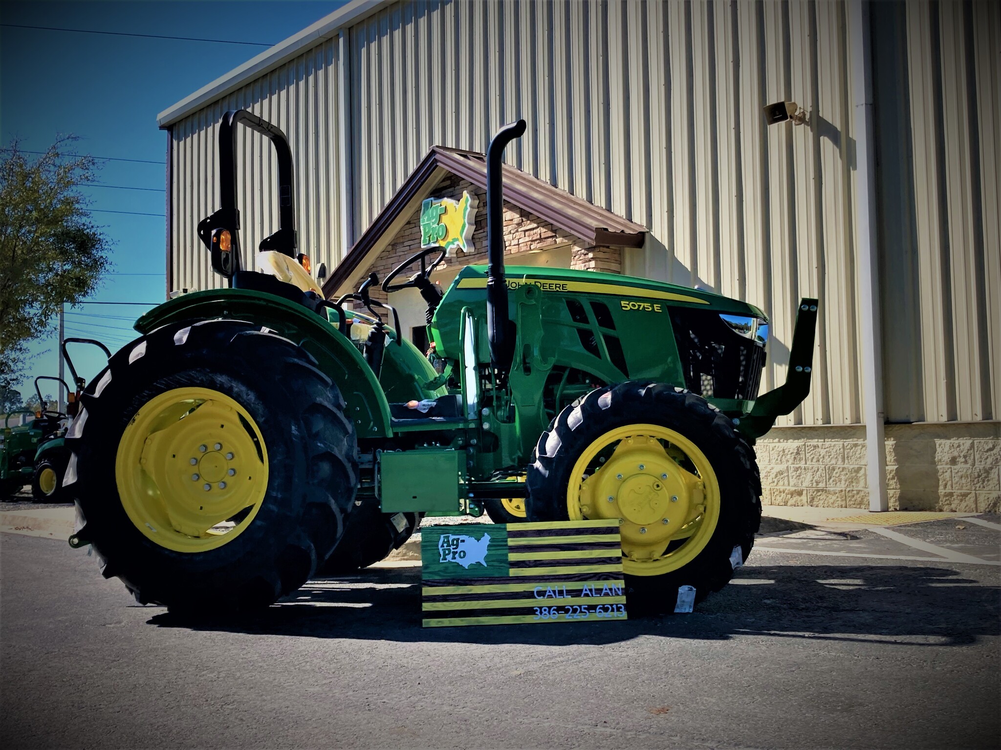 2023 John Deere 5075E Image 1