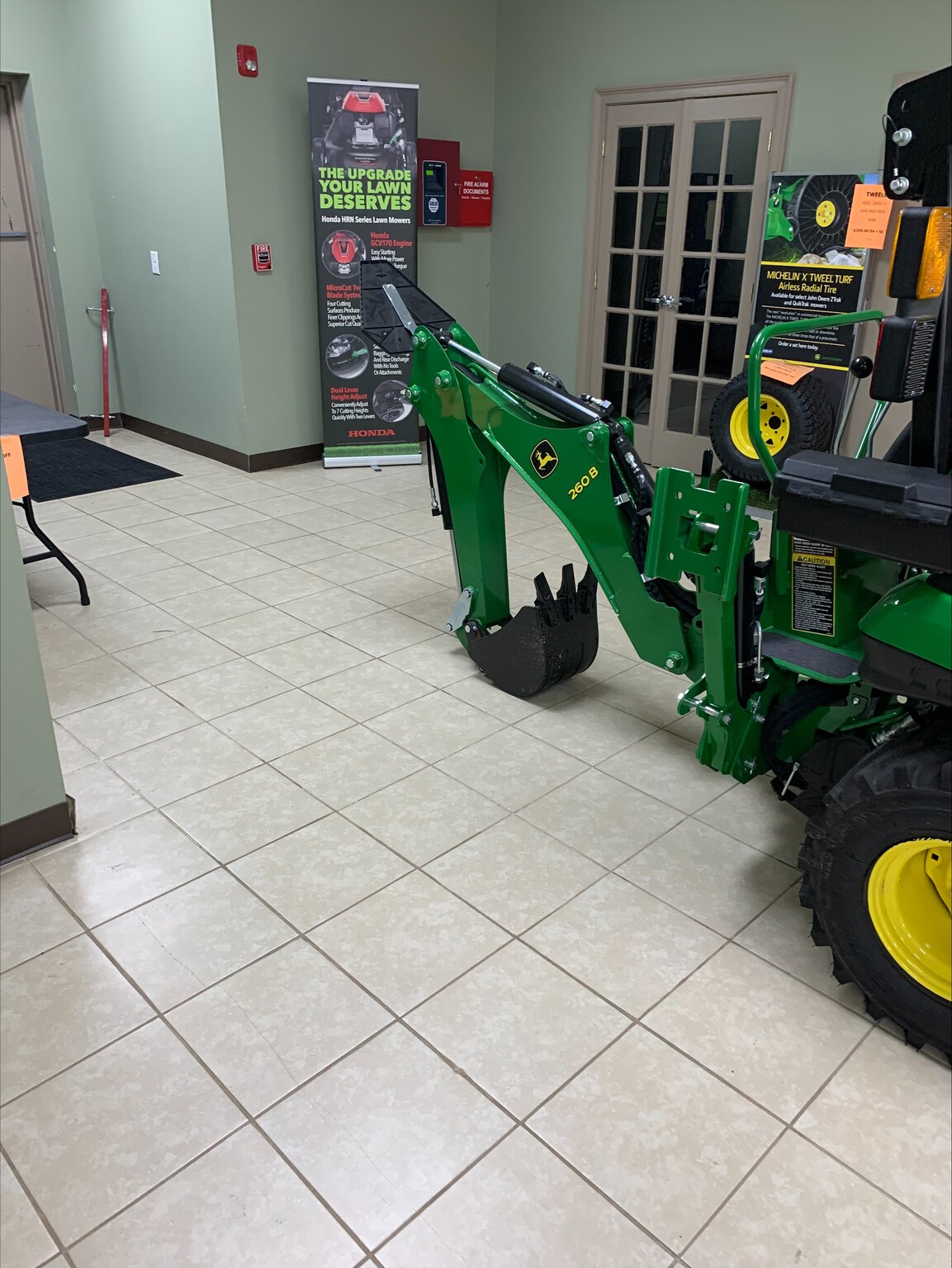 2022 John Deere 1025R Image 4