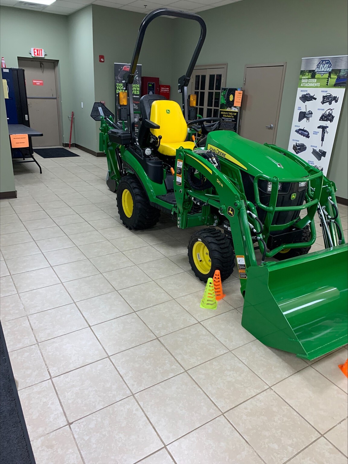 2022 John Deere 1025R Image 1