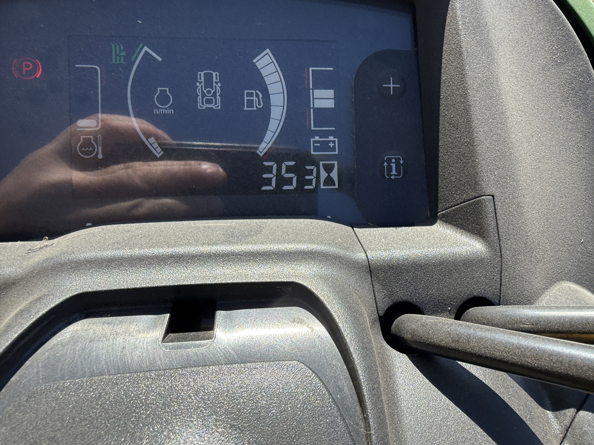 2022 John Deere X734 Image 7