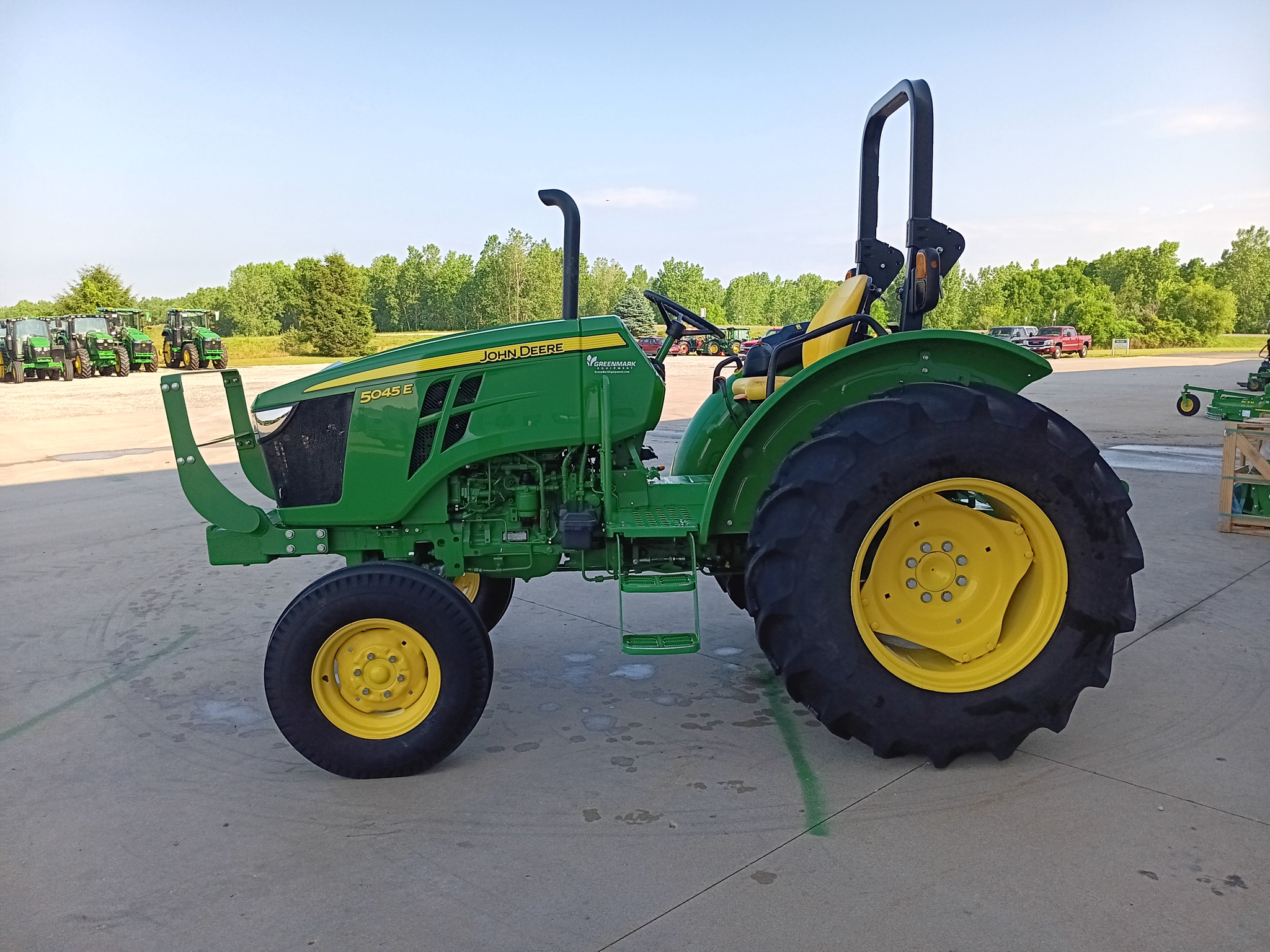 2022 John Deere 5045E Image 3