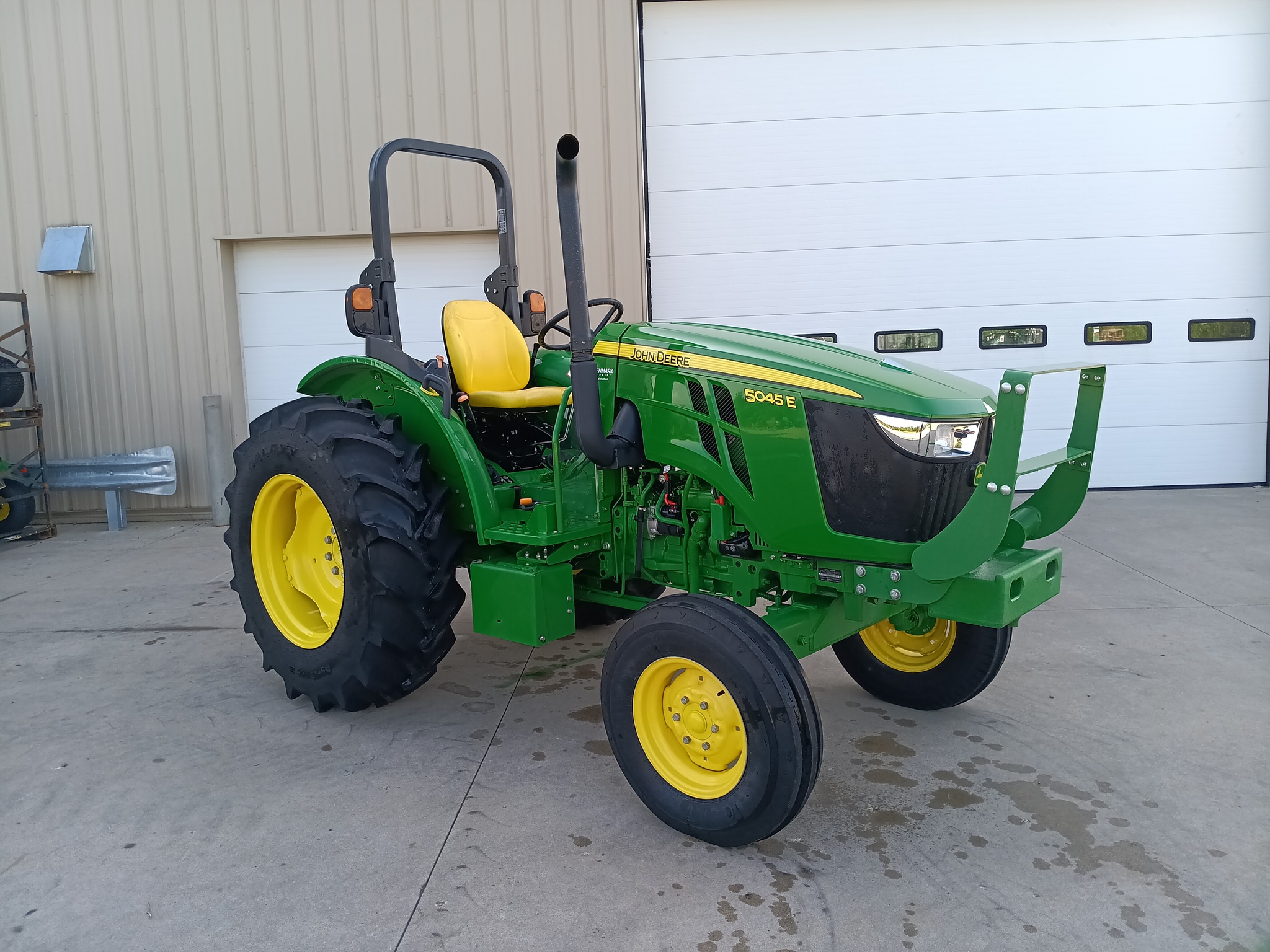 2022 John Deere 5045E Image 1