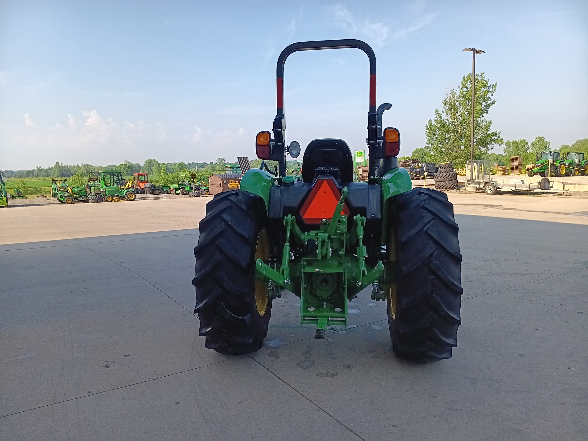 2022 John Deere 5045E Image 9