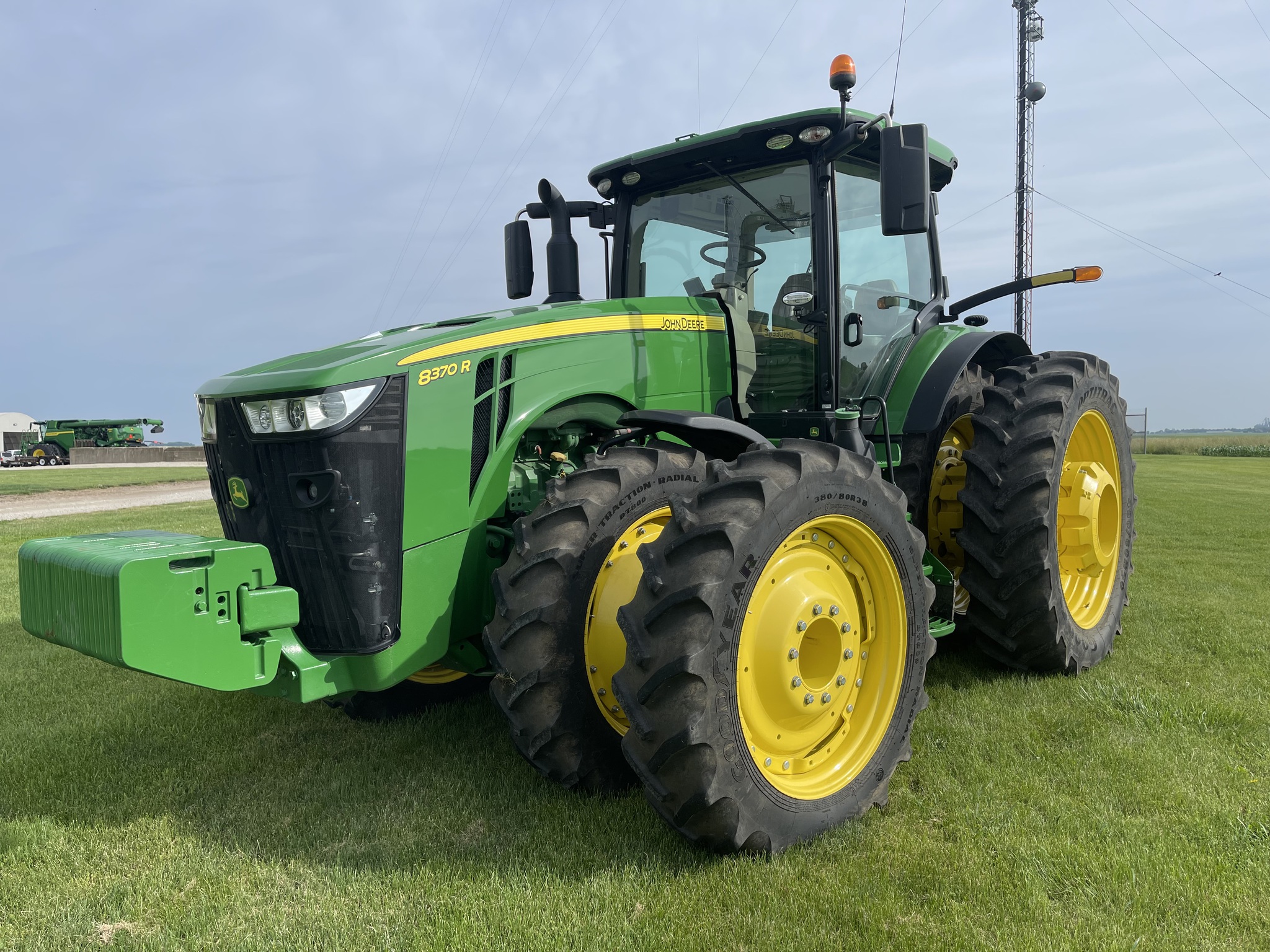  2020 John Deere 8370R at Heritage Tractor in Roanoke, IL