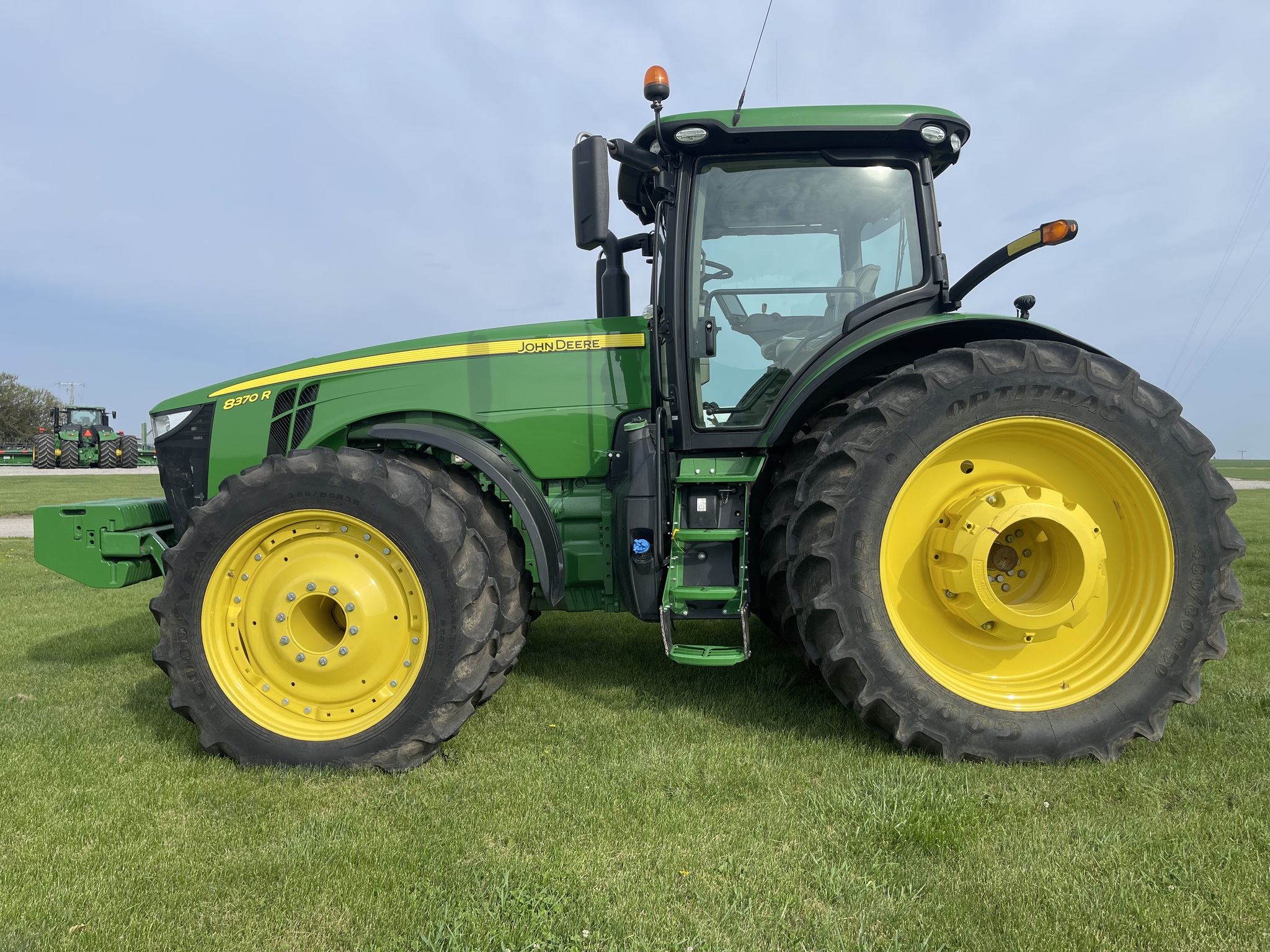  2020 John Deere 8370R at Heritage Tractor in Roanoke, IL