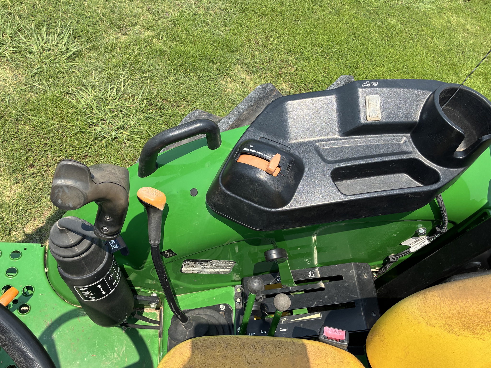 2020 John Deere 5075E Image 10