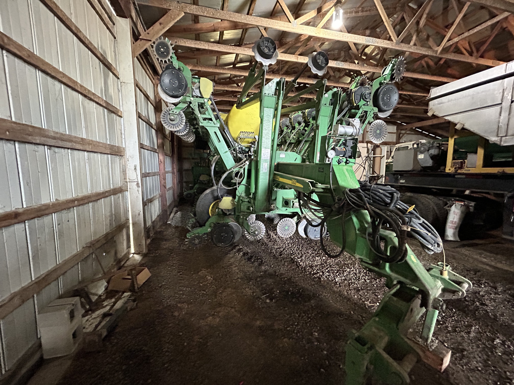 Used 2005 John Deere 1790 Planters: Drawn at Koenig Equipment in Anna, OH - PhotoXL2