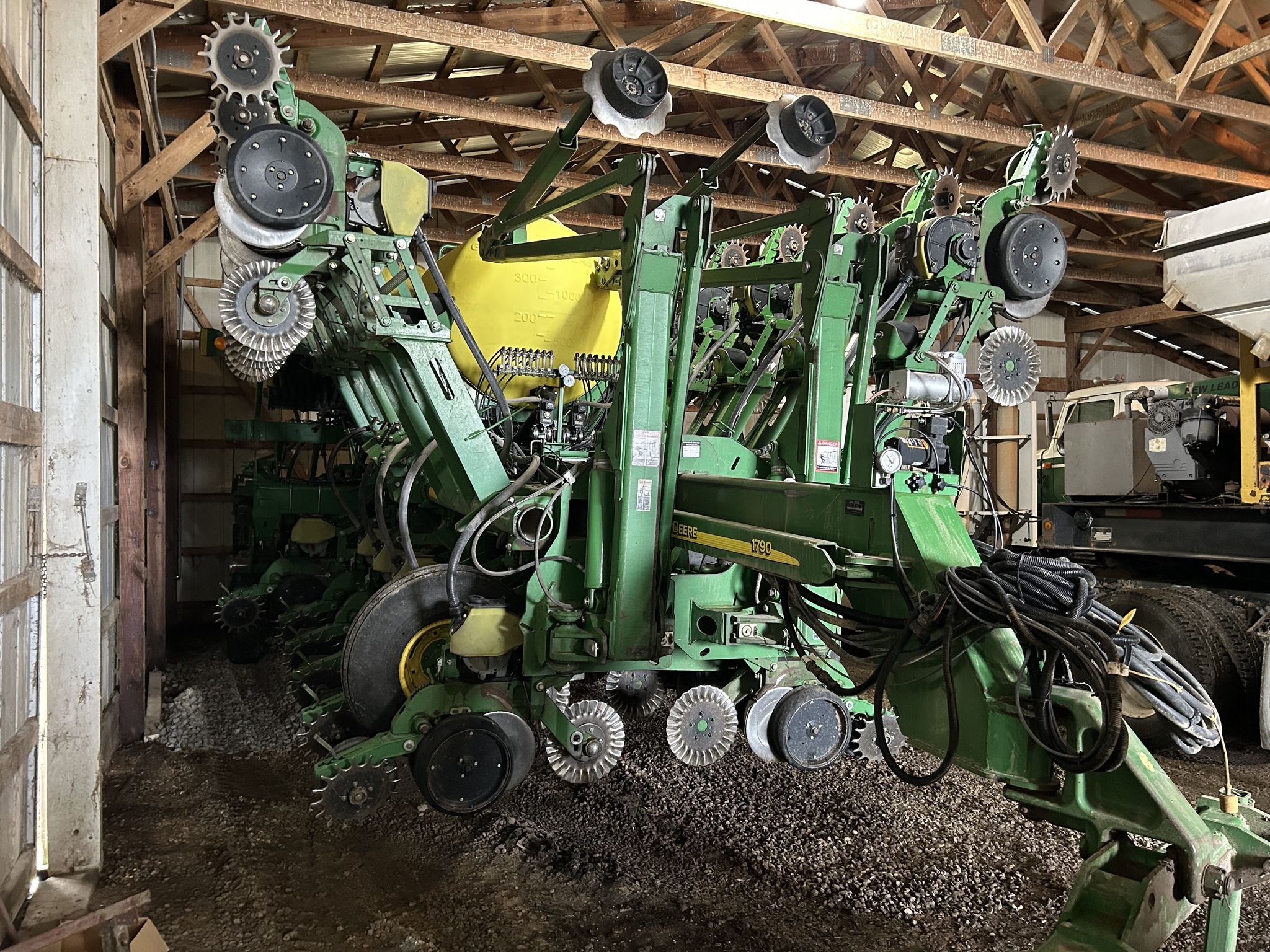 Used 2005 John Deere 1790 Planters: Drawn at Koenig Equipment in Anna, OH - PhotoXL1