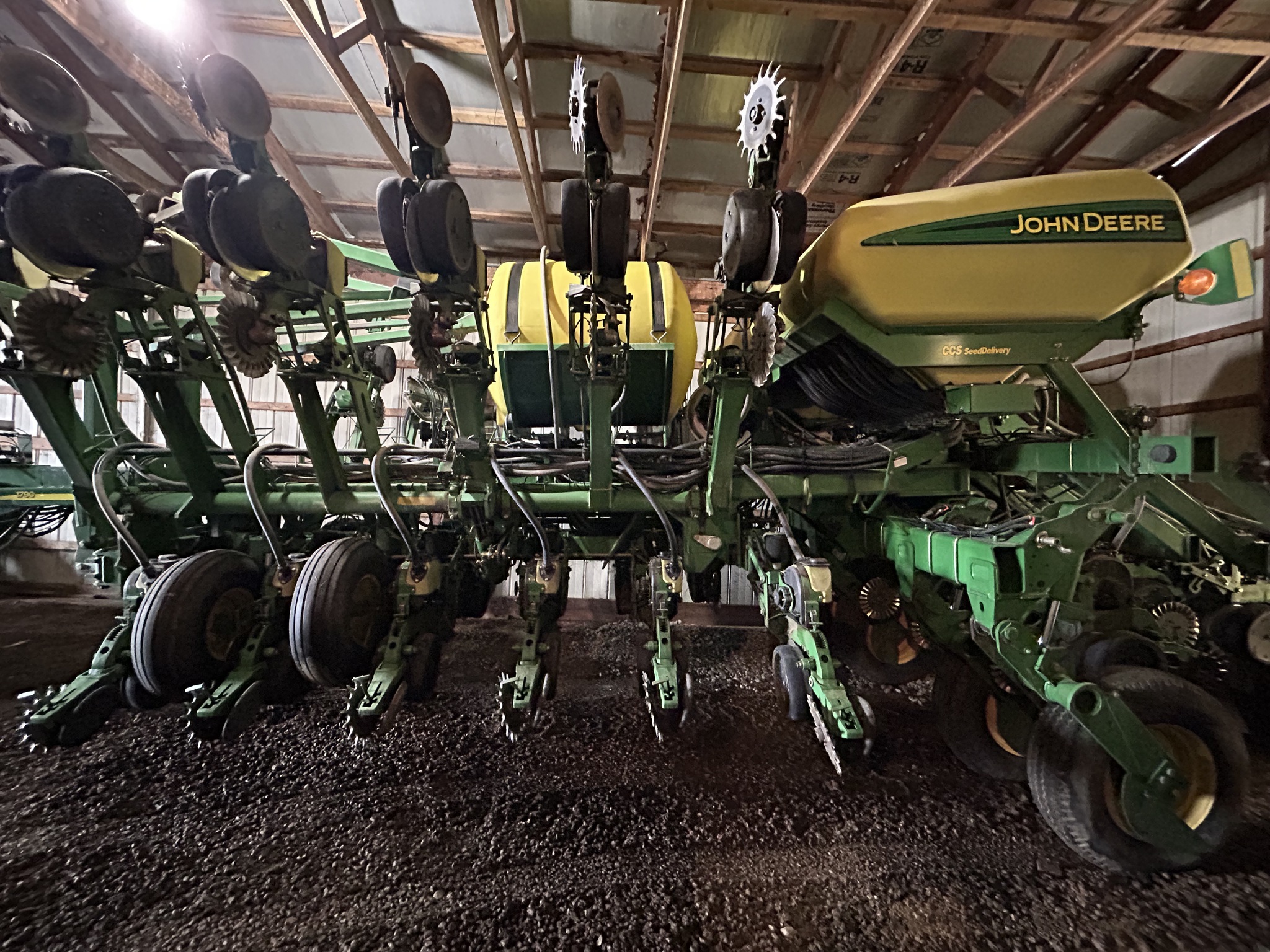 Used 2005 John Deere 1790 Planters: Drawn at Koenig Equipment in Anna, OH - PhotoXL3
