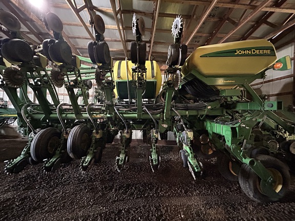Used 2005 John Deere 1790 Planters: Drawn at Koenig Equipment in Anna, OH - Photo3
