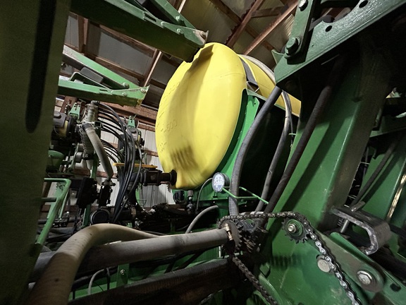 Used 2005 John Deere 1790 Planters: Drawn at Koenig Equipment in Anna, OH - Photo9