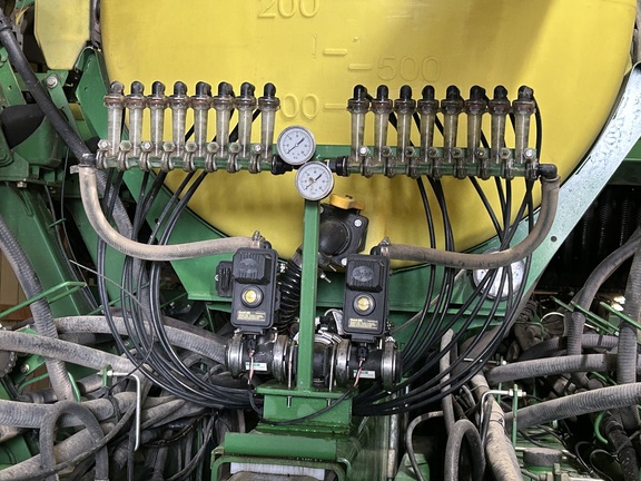 Used 2005 John Deere 1790 Planters: Drawn at Koenig Equipment in Anna, OH - Photo8