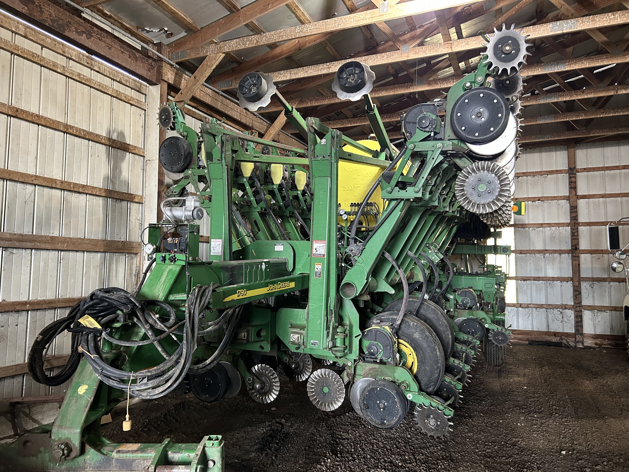 Used 2005 John Deere 1790 Planters: Drawn at Koenig Equipment in Anna, OH - PhotoXL0