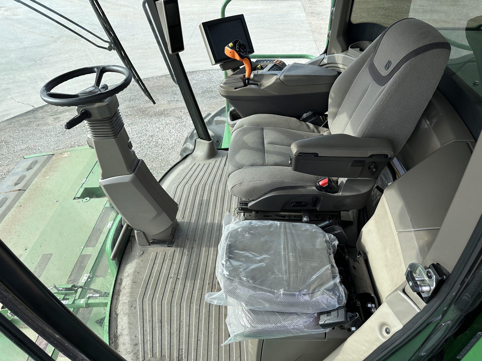 2023 John Deere W235R Image 13