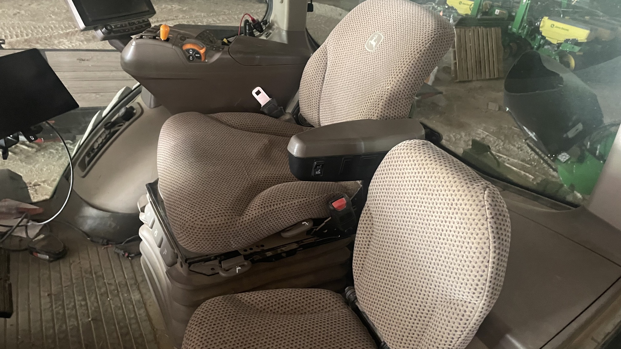 2016 John Deere 8245R Image 24