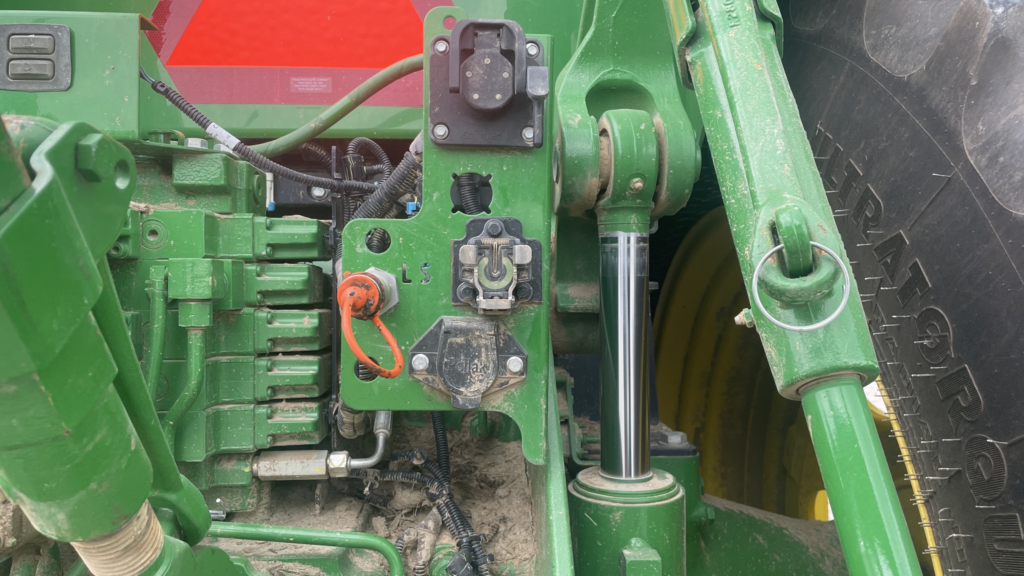 2016 John Deere 8245R Image 18