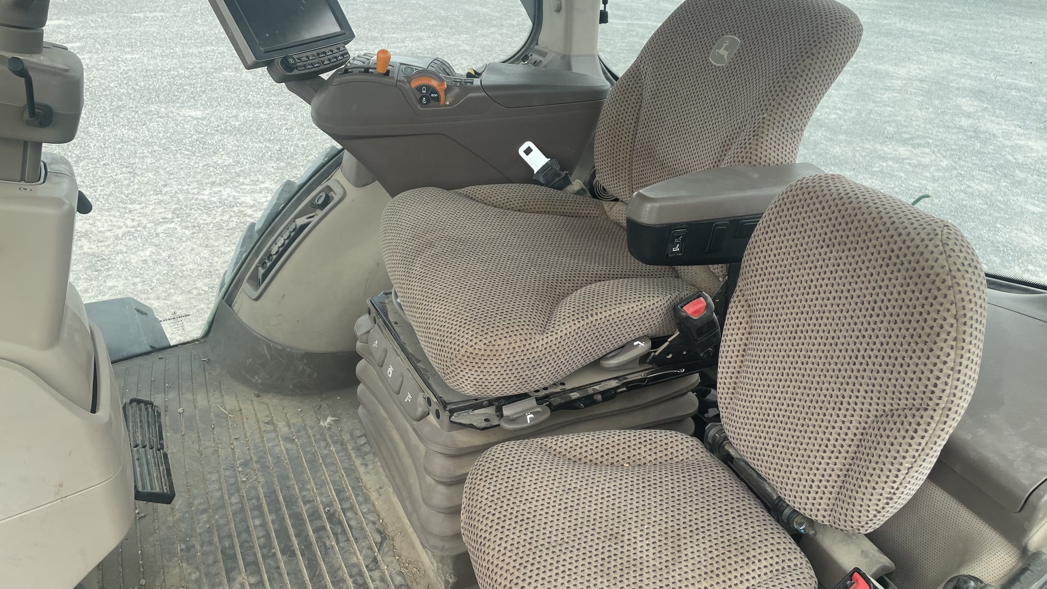2016 John Deere 8245R Image 9